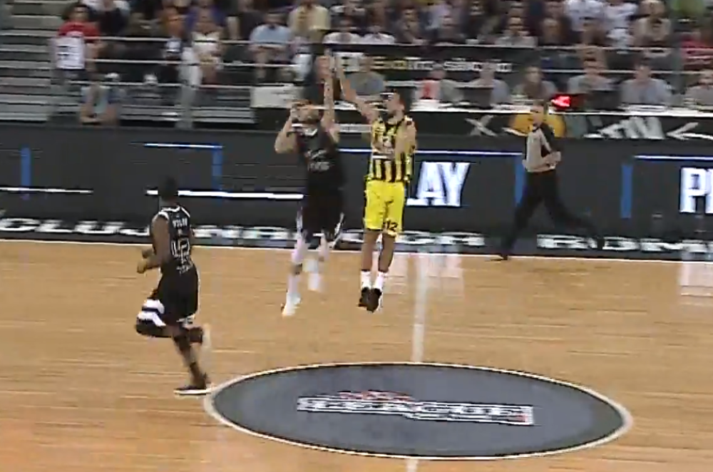 Nikola Kalinić postigao NEVEROVATAN koš protiv Partizana! Magija koja se ne viđa svaki dan! (VIDEO)