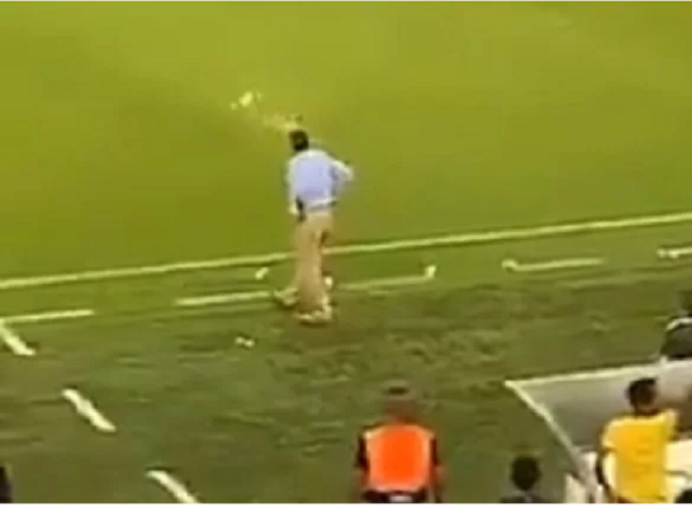 Strašan INCIDENT za vreme fudbalskog meča! Navijači flašama gađali HRVATSKOG trenera! (VIDEO)