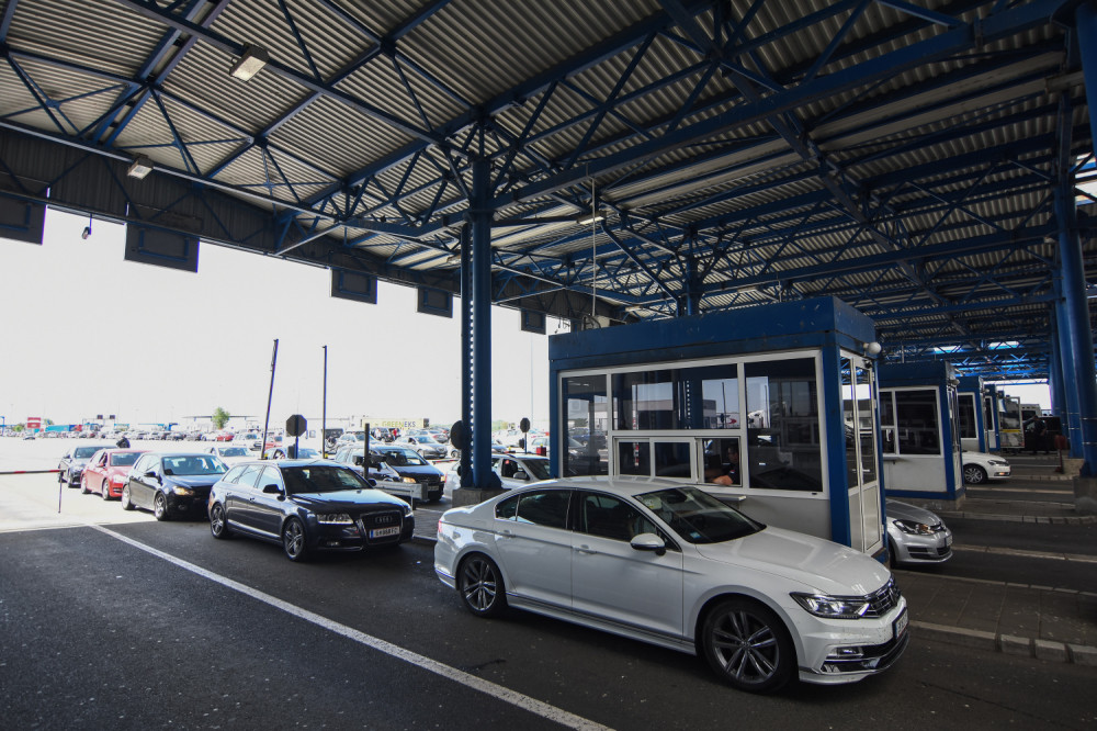 Carinici nisu verovali ko je za volanom BMW-a