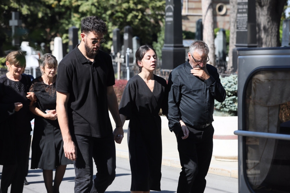 Potresne scene sa sahrane Vesele Micić (FOTO)