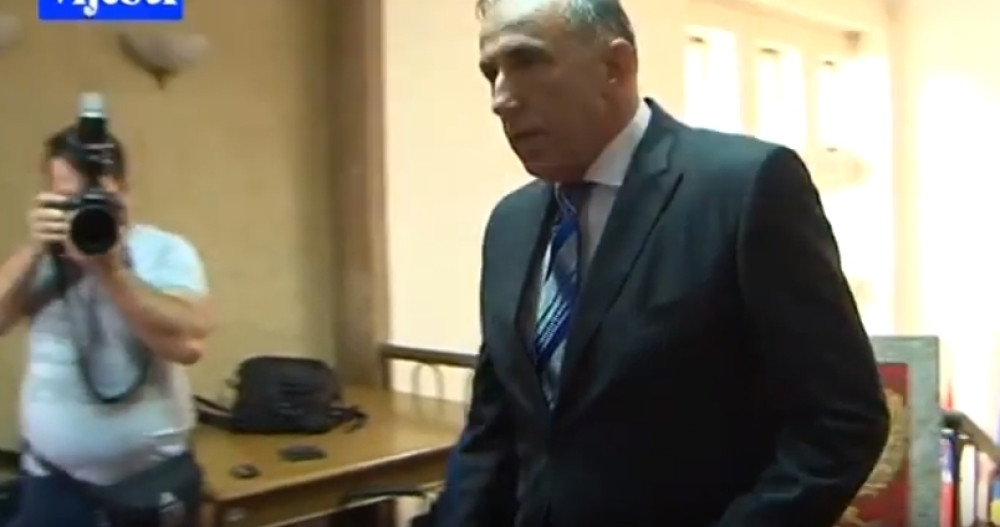 Vrhovni državni tužilac pobegao iz sale, novinari došli do strašnih saznanja o njemu! Krenula jurnjava po sali!