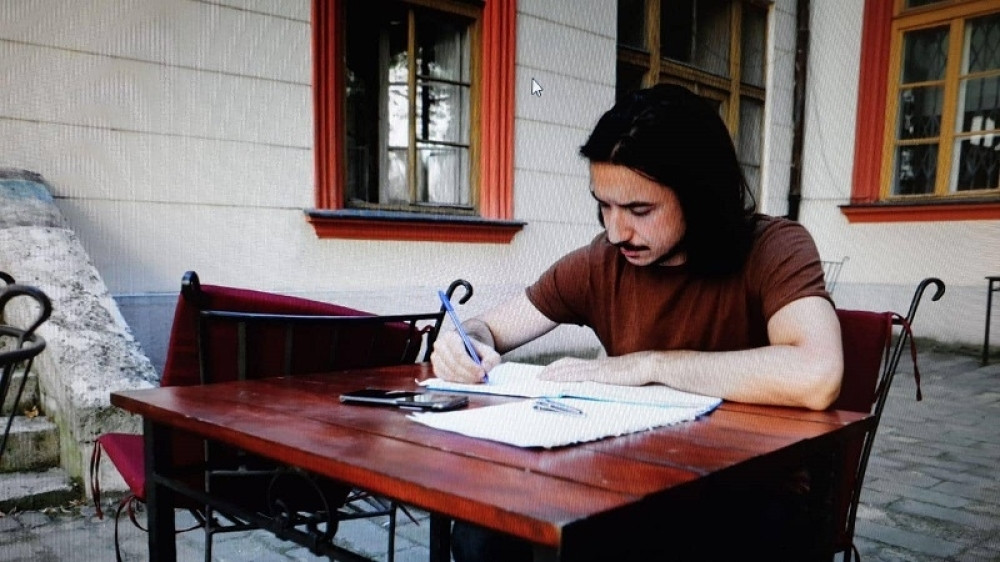 Ovo je jedan od studenata koji je zauzeo zgradu Rektorata, na pitanje novinara počeo je da NERAZUMNO GOVORI! (VIDEO)