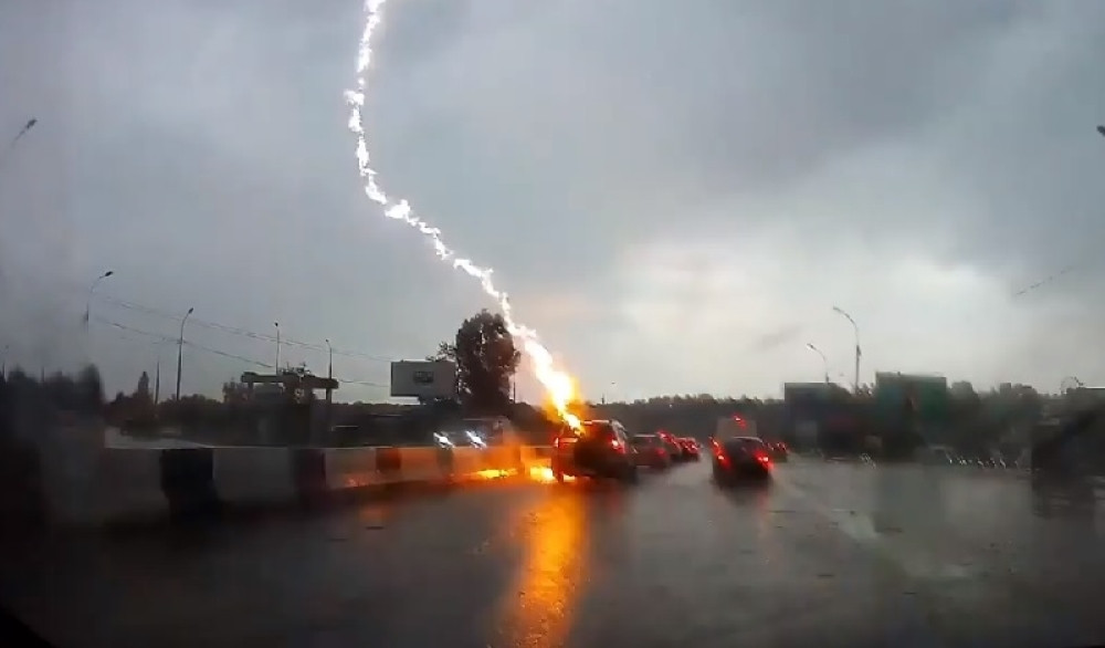 Grom dvaput udario džip na otvorenom putu! Kamera iz auta iza sve snimila, niko od očevidaca nije stao! (VIDEO)
