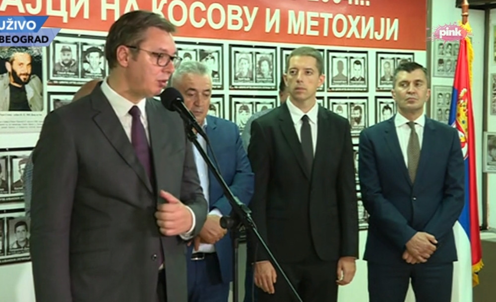 Hladan tuš na konferenciji za novinare, Vučiću pao mrak na oči kad ga je video! (FOTO)