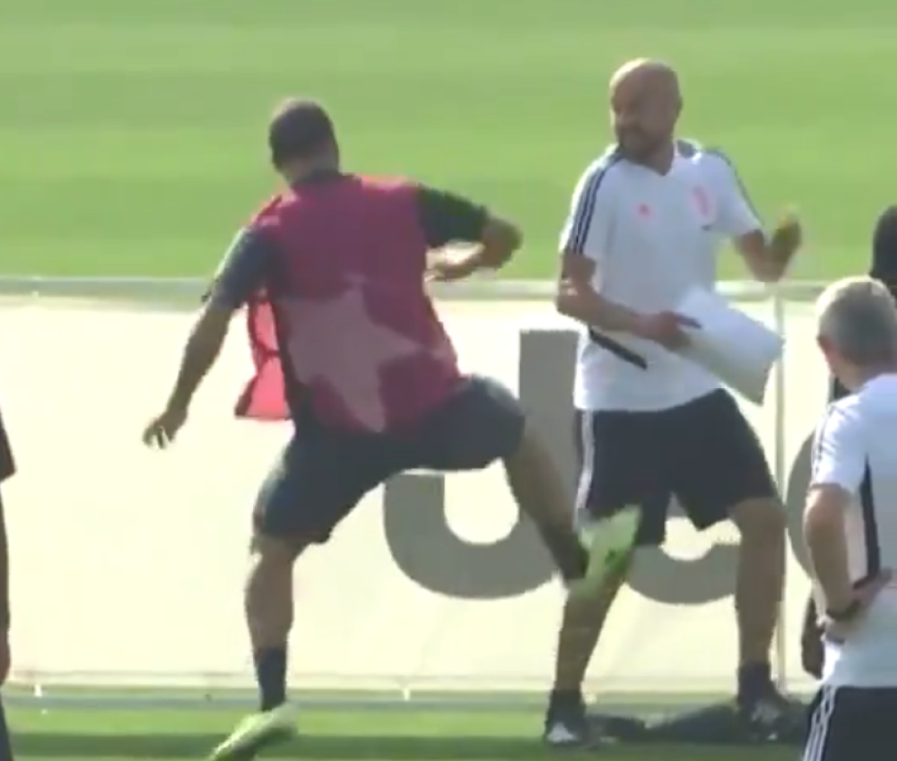 Iguain POBESNEO i NASRNUO na saigrače tokom treninga! (VIDEO)