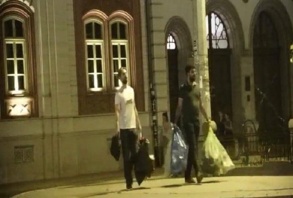 Prolaznici zgroženi kad su videli šta Đilasovi studenti iznose iz Rektorata!