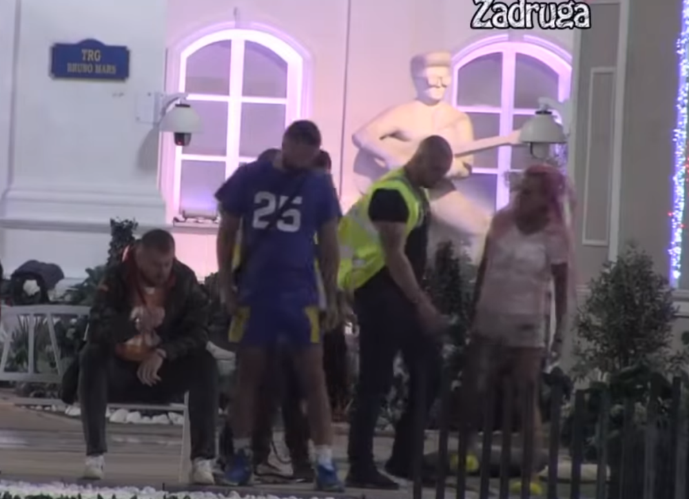 Zalepila mu šamar tokom žurke! Iznervirao je, nije mogla da se obuzda!