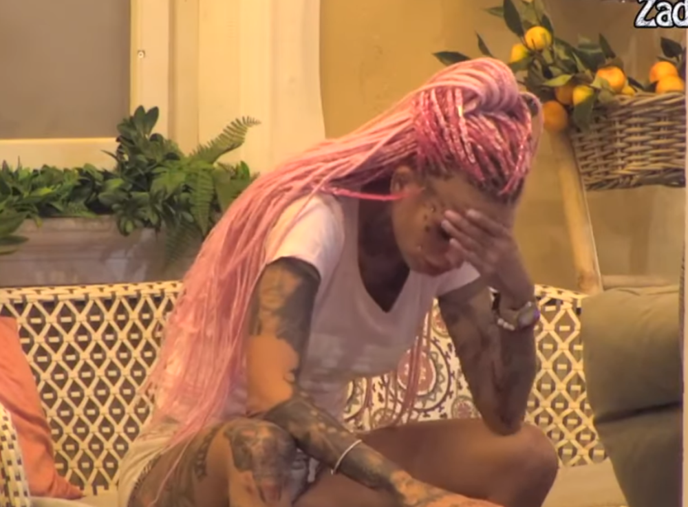 Čovek koji je sekirom nasrnuo na goste kafića u Čačku je bivši dečko Jelene Krunić! (FOTO)