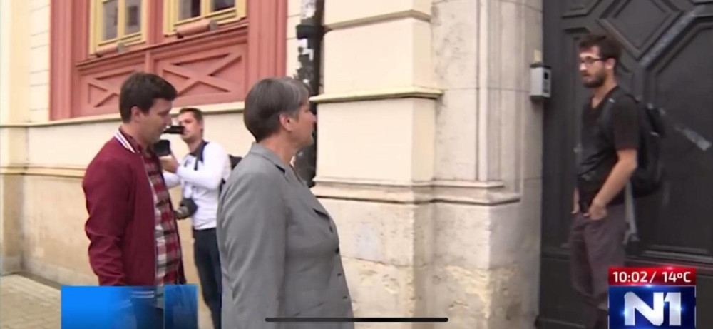 Rano jutros dočekao rektorku na vratima! Svi se čudili njegovom ponašanju pred uglednom ženom