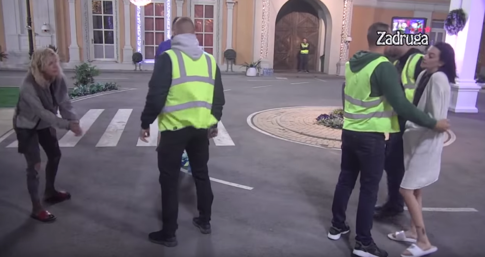 Tara izvređala voditeljku Zadruge: "Ti si prostitutka"! Nakon ovoga sačekao ju je hladan tuš!