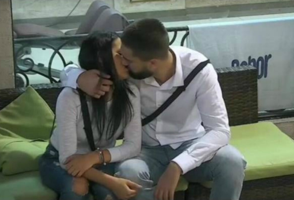 Dohvatili se na sofi pred kamerama, nisu mogli da obuzdaju strasti! (VIDEO)