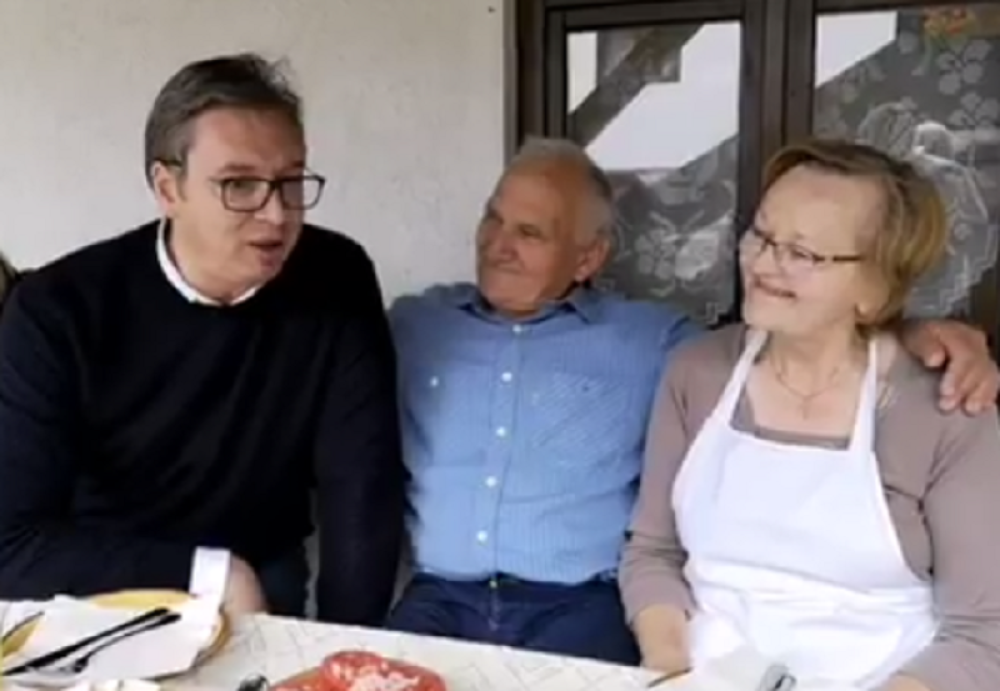 Vučić u porodičnom domu, kamera zabeležila najlepši mogući trenutak (VIDEO)