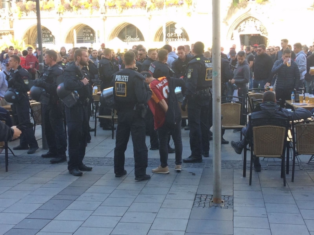 Navijač uleteo među Delije u dresu svima znanog, mrskog kluba! Reagovala policija! (FOTO)