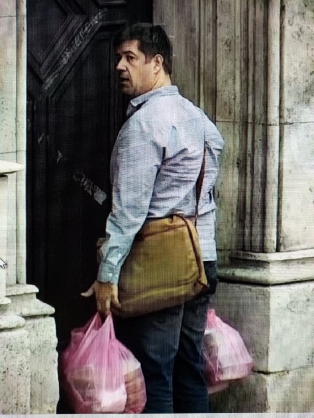 Đilasova desna ruka u akciji! Pozvonio, devojka mu otvorila, a u kesama... Otkrivena prava istina o blokadi Rektorata! (VIDEO)