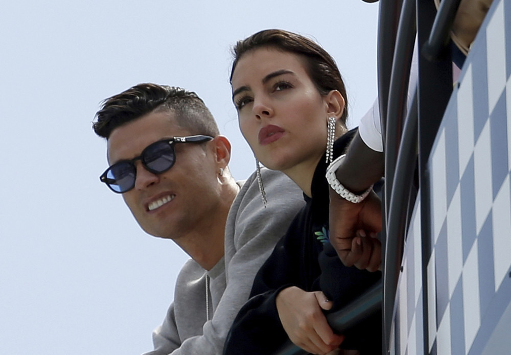 Ronaldo i Georgina krstare ulicama u skupocenom Bugatiju a evo kako izgleda unutrašnjost moćnog automobila! (FOTO)