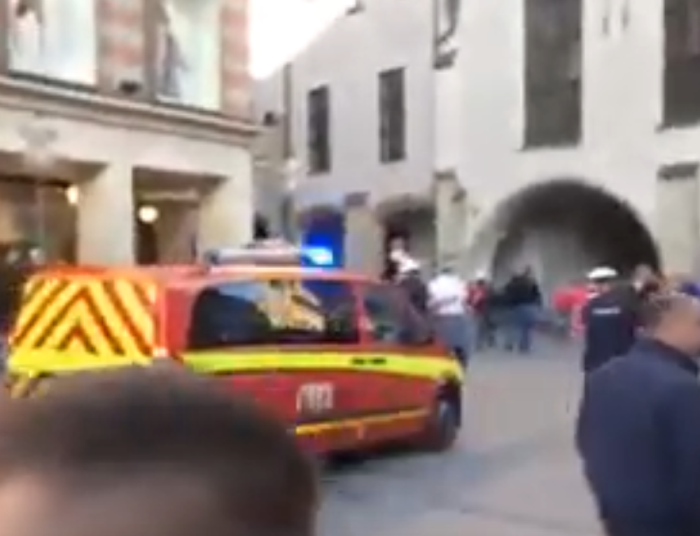 Vatrogasci se probijaju kroz navijače Zvezde ne bi li stigli do zapaljenog mesta! (VIDEO)