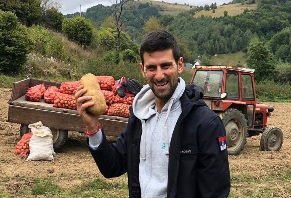 Porodica Dobrodolac zanemela kada je na svojoj njivi ugledala najboljeg tenisera sveta! (FOTO)