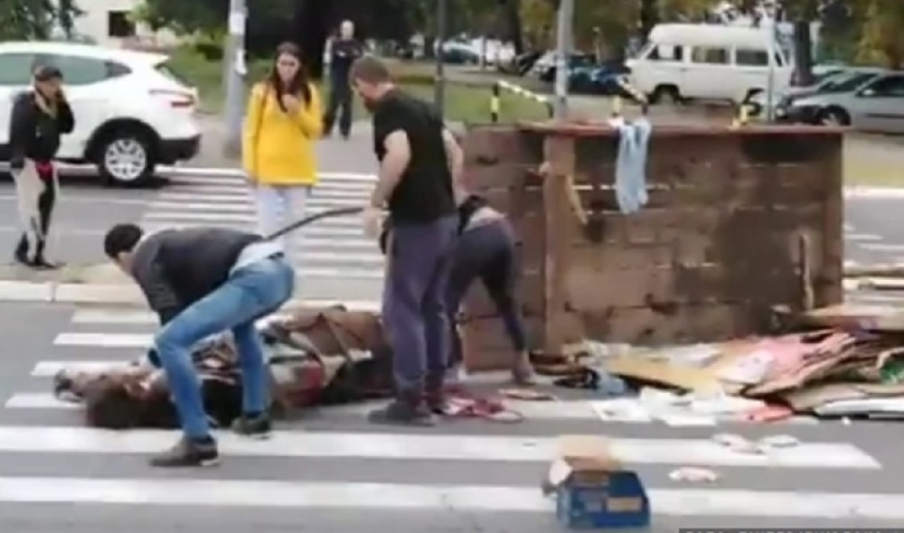 Sudar zaprežnih kola i automobila, muškarac pao sa konja! Snimak koji kruži internetom pokazuje muke jadne životinje! (VIDEO)