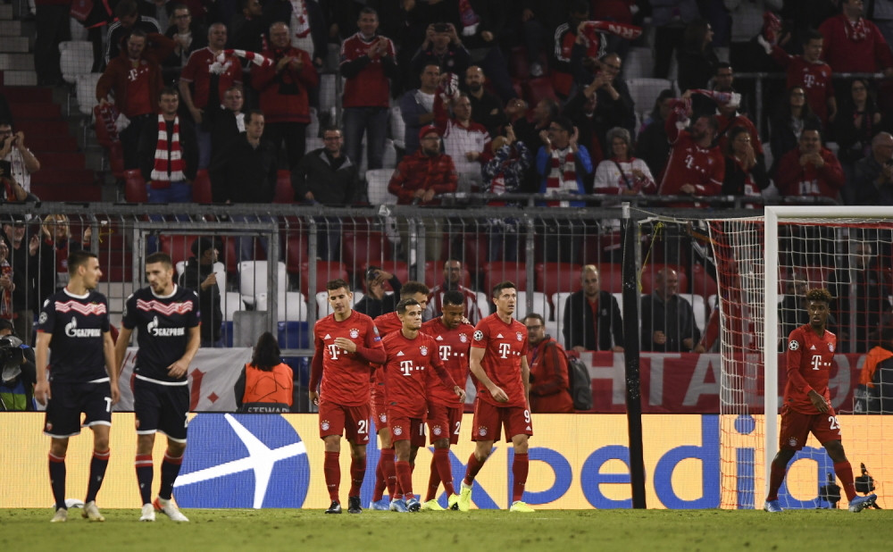 Specijalno vozilo dočekalo igrače Bajerna na aerodromu! (FOTO)