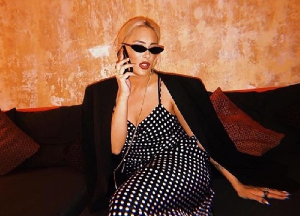 Senida nabacila kožni mantil, a ispod njega... Zapalila društvene mreže! (FOTO)