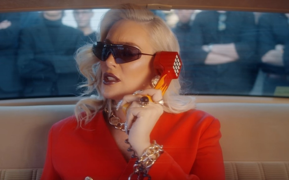 Senidah danas gori, a kada vidite kako je izgledala na početku karijere neće vam biti dobro! (FOTO)