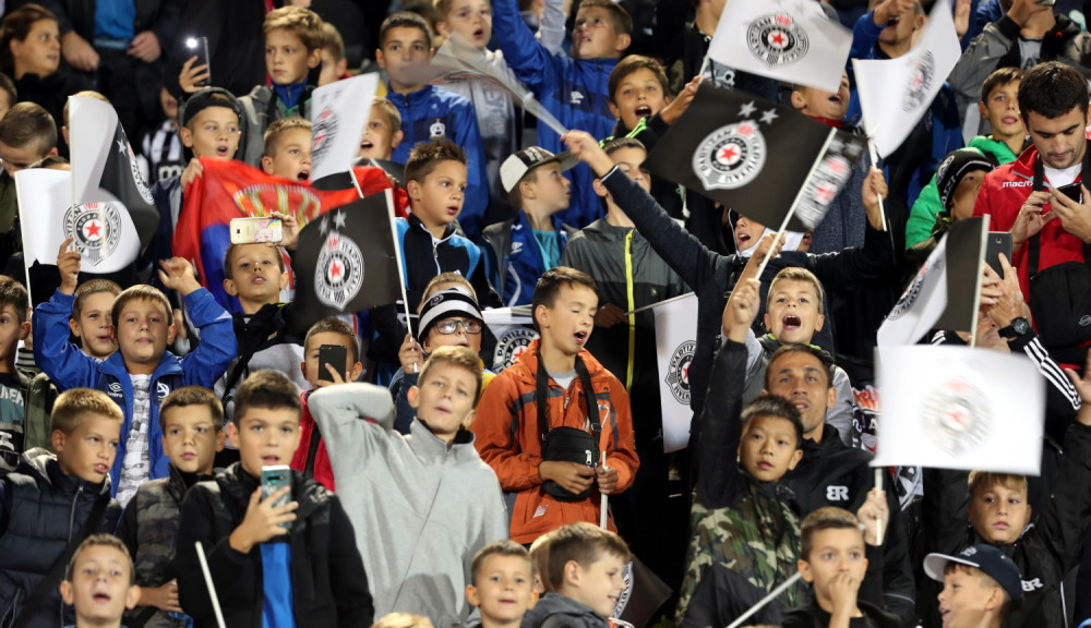 Ceo svet prenosi SLIKE DECE sa JNA! Poznati španski list odao priznanje Partizanu!