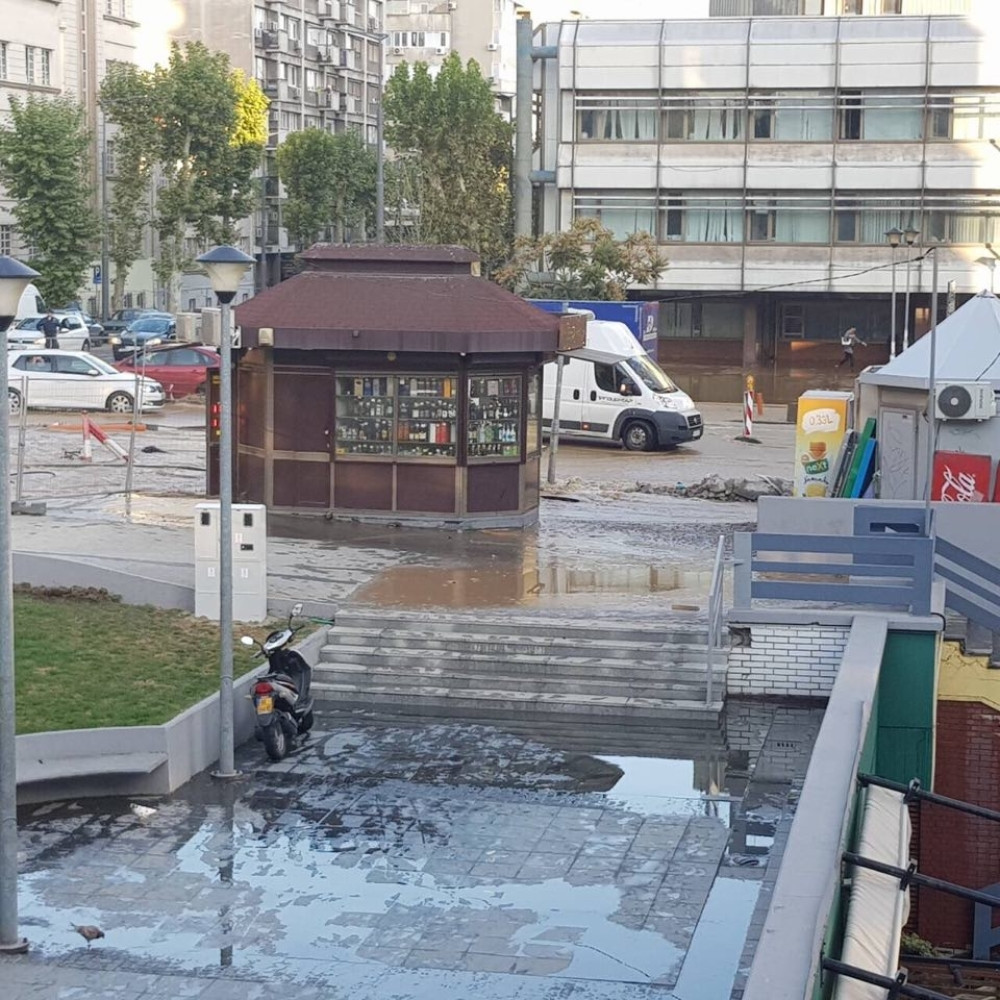 Gejzir šiklja u kraljice Marije, haos na gradskim ulicama! Voda kulja na sve strane! (VIDEO)