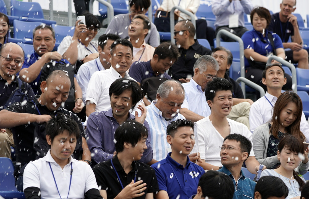 Šokirani gledaoci na tribinama nisu verovali šta se događa! SNEG po najvećoj letnjoj VRUĆINI! (FOTO)