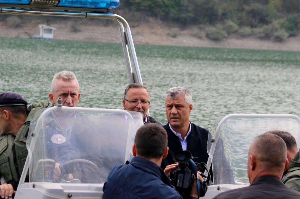 Pred ovom ženom kleče Tači i Haradinaj! Ona upravlja Kosovom direktno iz Amerike, a sada je povukla ofanzivan potez! (FOTO)