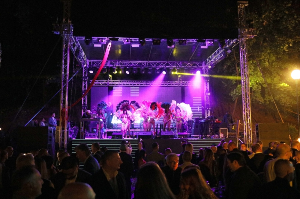 Na sinoćnoj žurki su se pojavile mnoge estradne ličnosti, ali njega niko nije očekivao! Zaprepastio je sve prisutne! (FOTO)