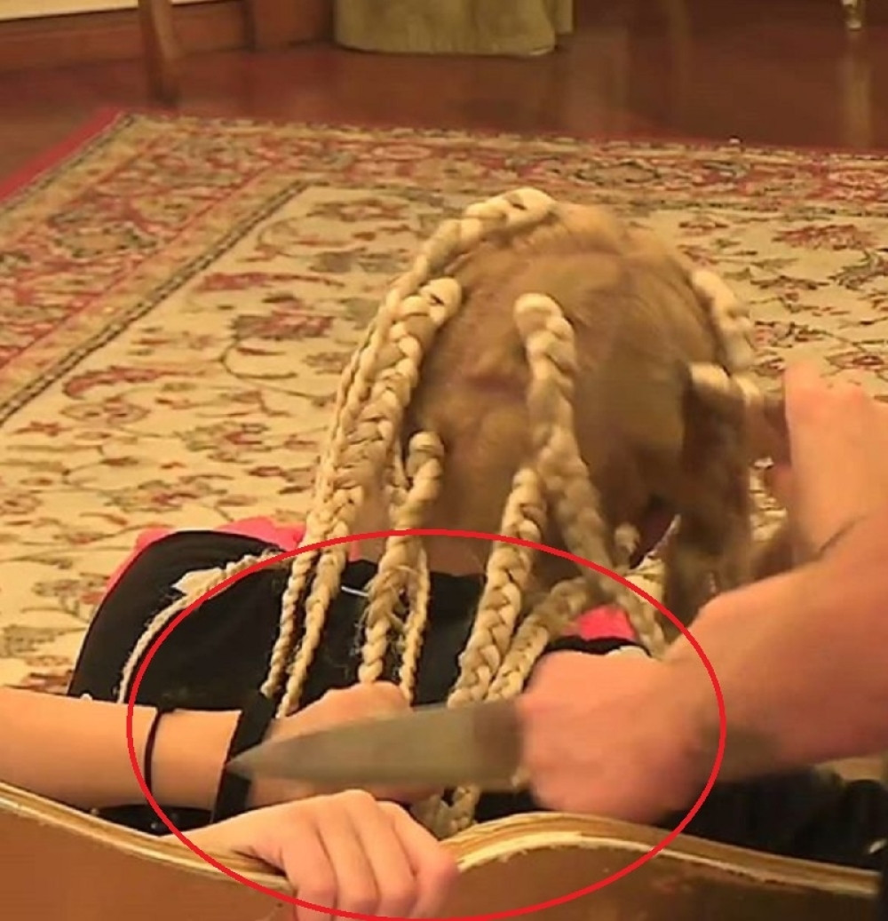 Iz čista mira skočio, uzeo nož u ruke, pa ga počeo da seče ukućanku! (VIDEO)