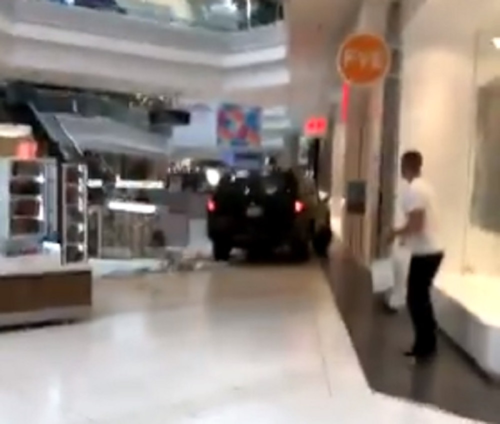 Džipom uleteo u tržni centar, krenuo da ruši sve pred sobom! Jedan detalj je posebno uznemirujuć! (VIDEO)