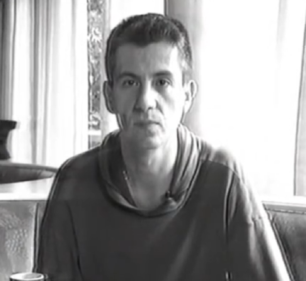 Milan Mladenović je u poslednjim satima života želeo da bude samo pored nje! Imao je 35 kg, a ovo mu je bila poslednja želja!