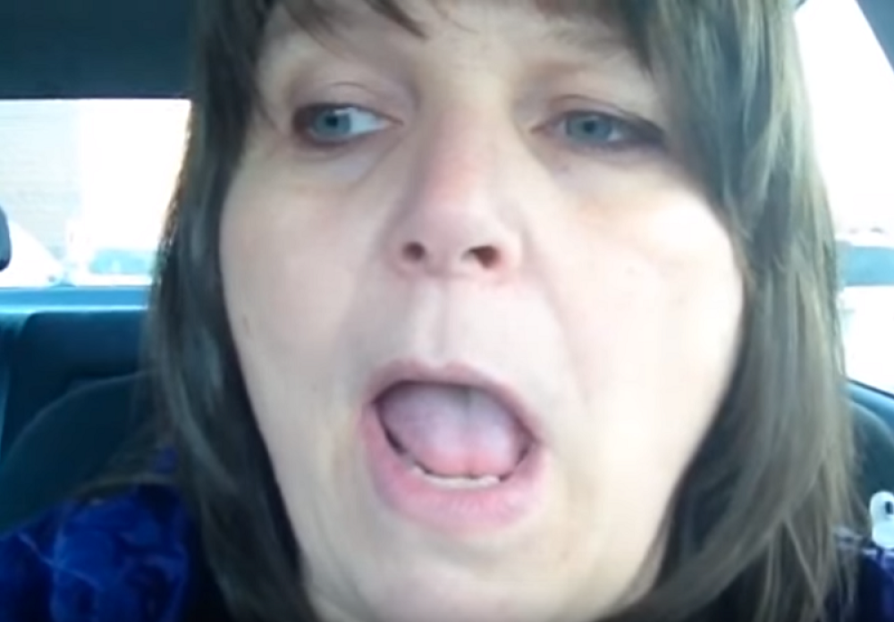 Vozila je kada je osetila kako joj se oduzima leva strana tela, uzela je telefon i počela da snima! (VIDEO)