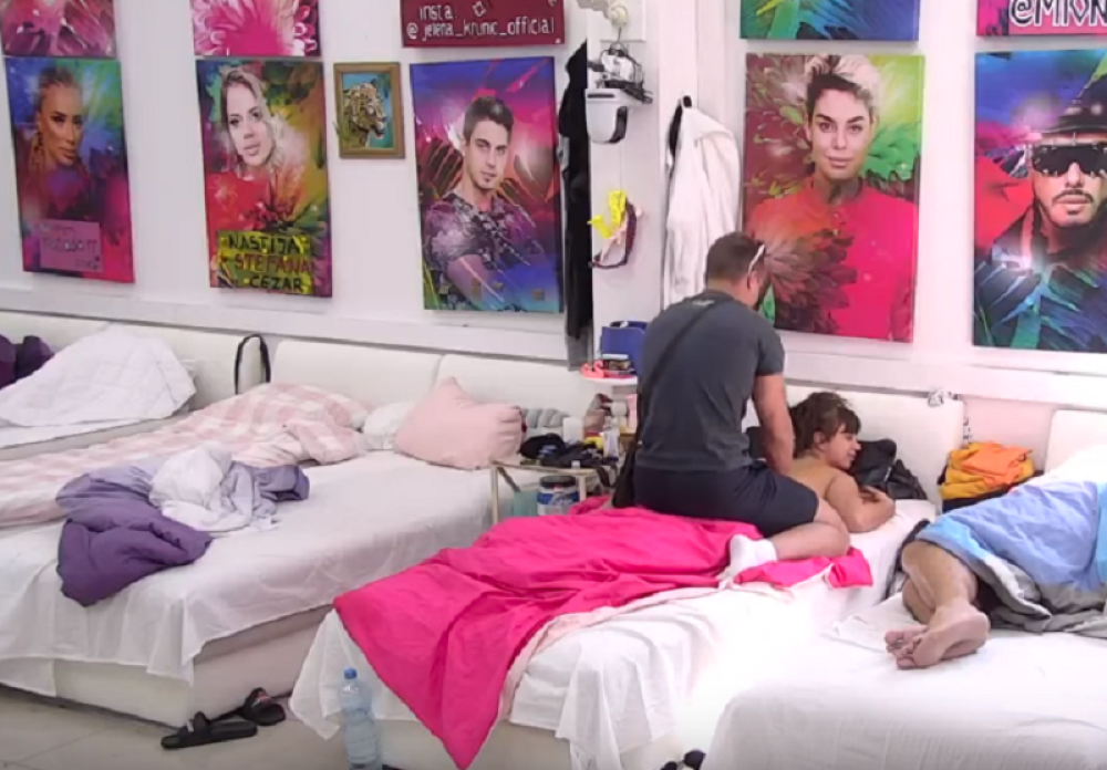 Miljana Kulić gola pred svim zadrugarima, a onda ju je on dohvatio!