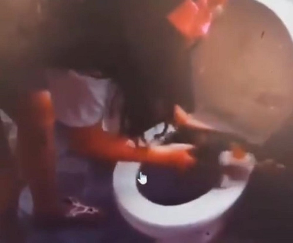 Devojčica gura Sofiju u WC šolju i spušta dasku, a onda se na snimku začuo glas odrasle osobe - Jezivo!