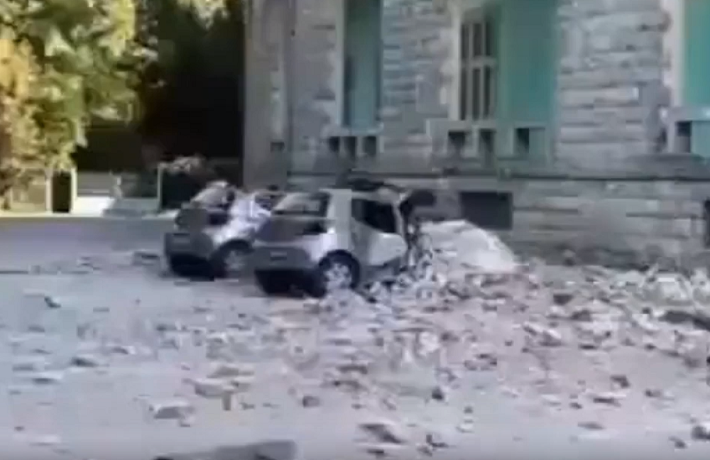 Noćna mora kakvu nisu videli 30 godina! Delovi zgrada padali na ljude i automobile! Sirene zavijaju, povređeni na sve strane! (VIDEO)
