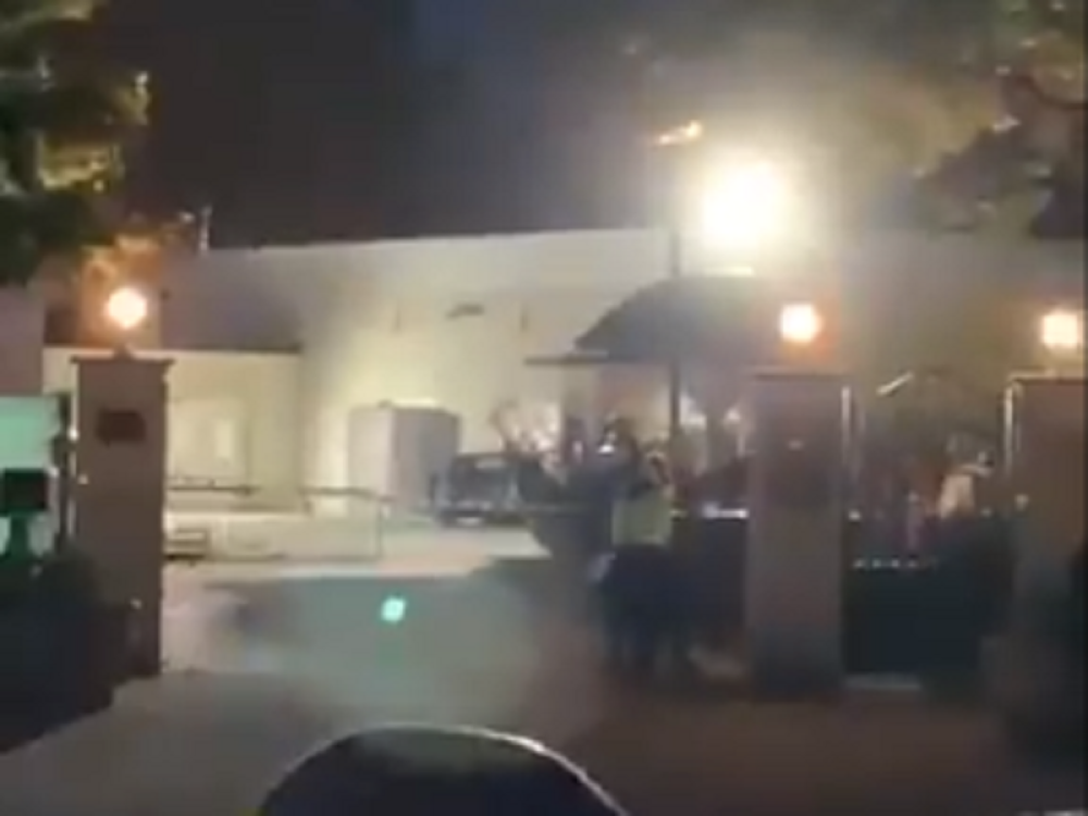 Zaleteo se pod gasom na džamiju, a onda su drvena vrata odletela u paramparčad! (FOTO/VIDEO)