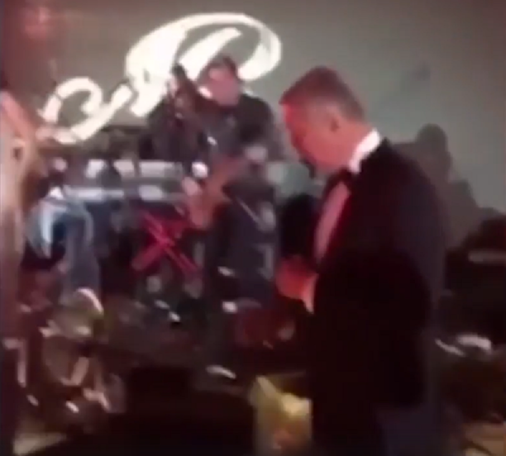 Milo uhvaćen na delu! Prijovićka uzela mikrofon, a stari Đukanović počeo da igra, pogledajte kako lomi kukove! (VIDEO)