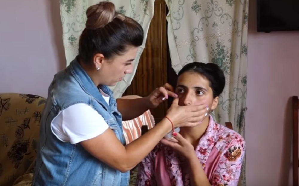 Ona plače, ali joj ne idu suze! Iz njenih očiju ispadaju gromade koje joj prave pakao od života! (VIDEO)