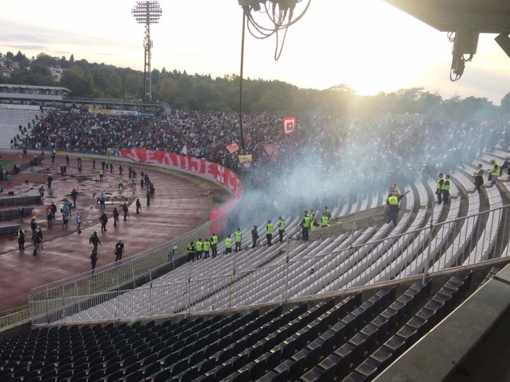 Tuča navijača uoči utakmice - Policija ušla na severnu tribinu (VIDEO)