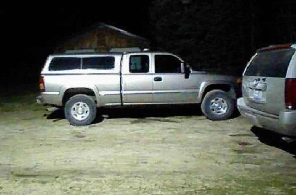 Kad je pogledao fotografiju, pretrnuo je od šoka! Nije mogao da veruje šta se pojavilo iznad kamioneta! (FOTO)