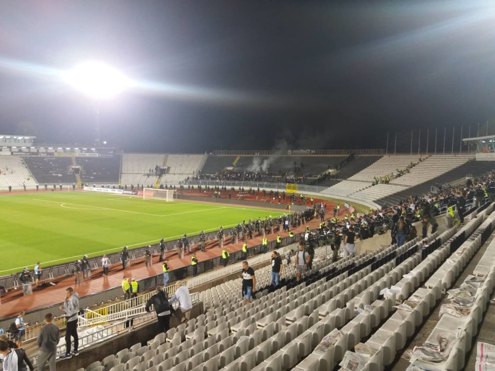 Zvezdaši zapalili stolice, intervenisali vatrogasci (FOTO)