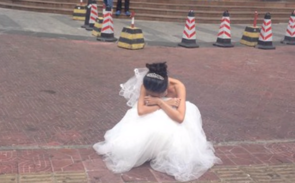 Neutešno je plakala na ulici nakon što se on okrenuo i otišao zauvek! (VIDEO)