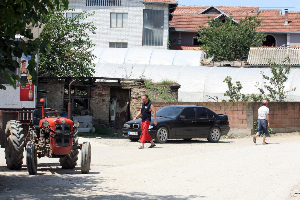 Lutke zamenila traktorom: Upoznajte Maju koja vozi od sedme godine, a ratarske poslove obavlja muški!