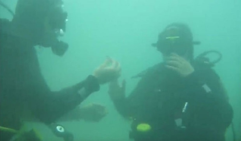 Aleksandar je na dnu Ohridskog jezera spustio sandučić sa prstenom, a onda zaronio sa devojkom - rekla je DA! (VIDEO)