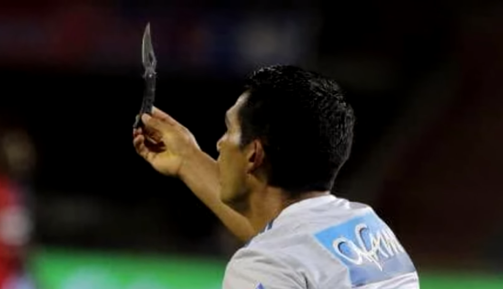 Navijači NOŽEVIMA gađali igrače, zatim se MAČETAMA tukli između sebe! (VIDEO)