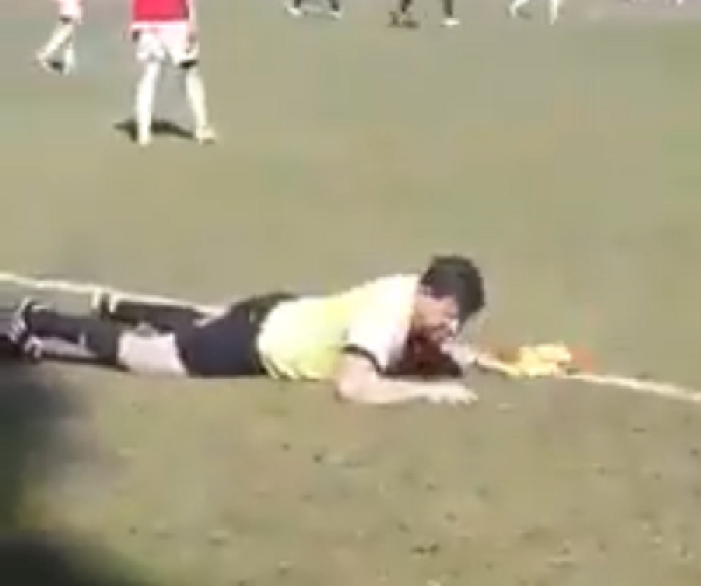 Linijski sudija u sred meča počeo da se TETURA, a zatim PAO NA ZEMLJU kao pokošen! Razlog je neverovatan! (VIDEO)