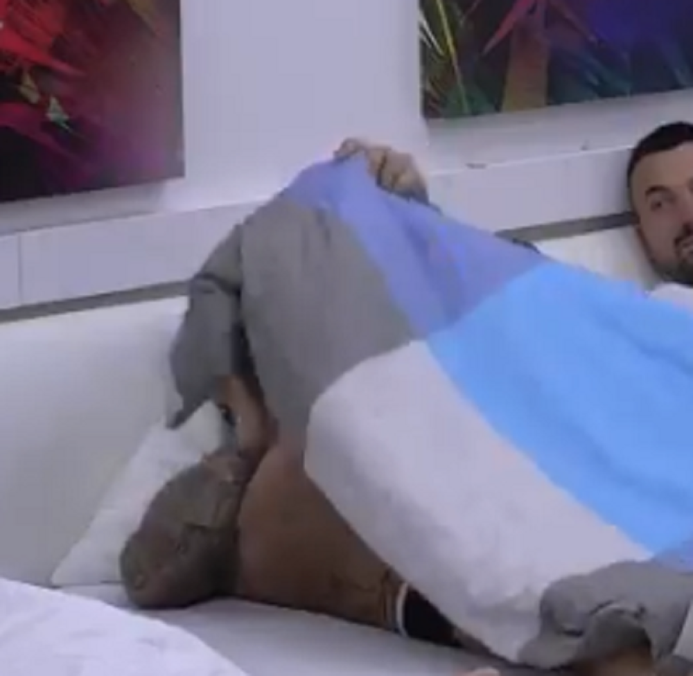 Zavukao ruku ispod jorgana, pa dodirivao penis dok su one pričale o se*su! (VIDEO)