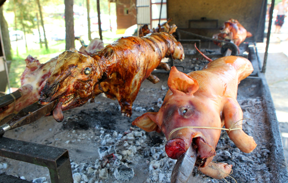 Zbog "Miloša Velikog" ražnjevi prazni! Vlasnici kafana u neverici, oglas u novinama odao svu njihovu brigu
